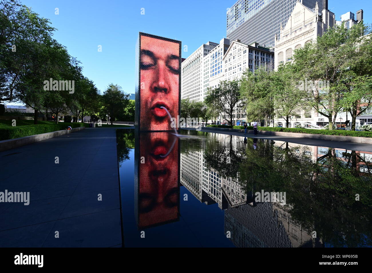 Chicago, Illinois 08-09-19 couronne vidéo Fontaine sculture par Jaume Plensa et réflexion dans le Millennium Park sur le début de l'été sans nuages matin. Banque D'Images