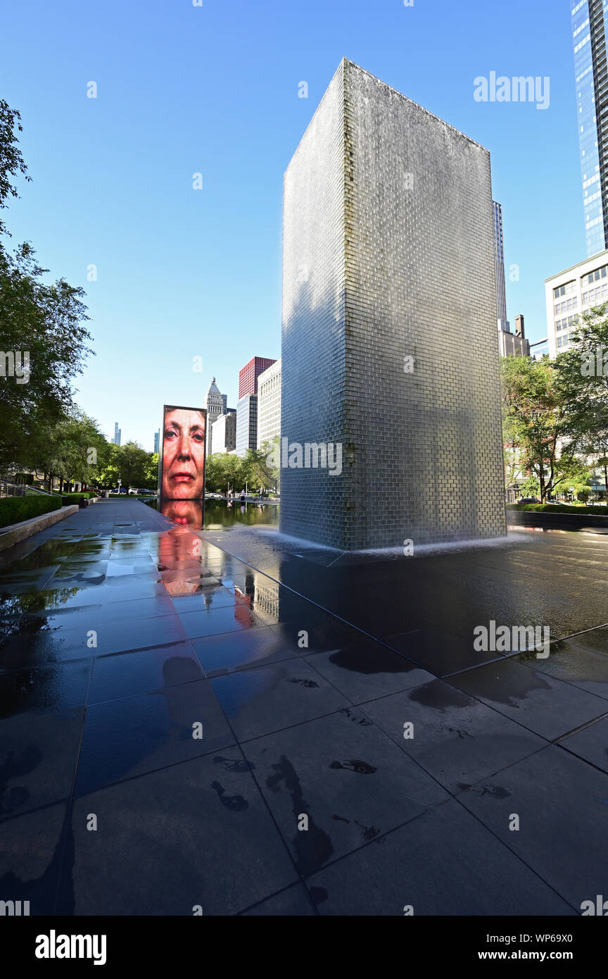 Chicago, Illinois 08-09-19 couronne vidéo Fontaine sculture par Jaume Plensa et réflexion dans le Millennium Park sur le début de l'été sans nuages matin. Banque D'Images