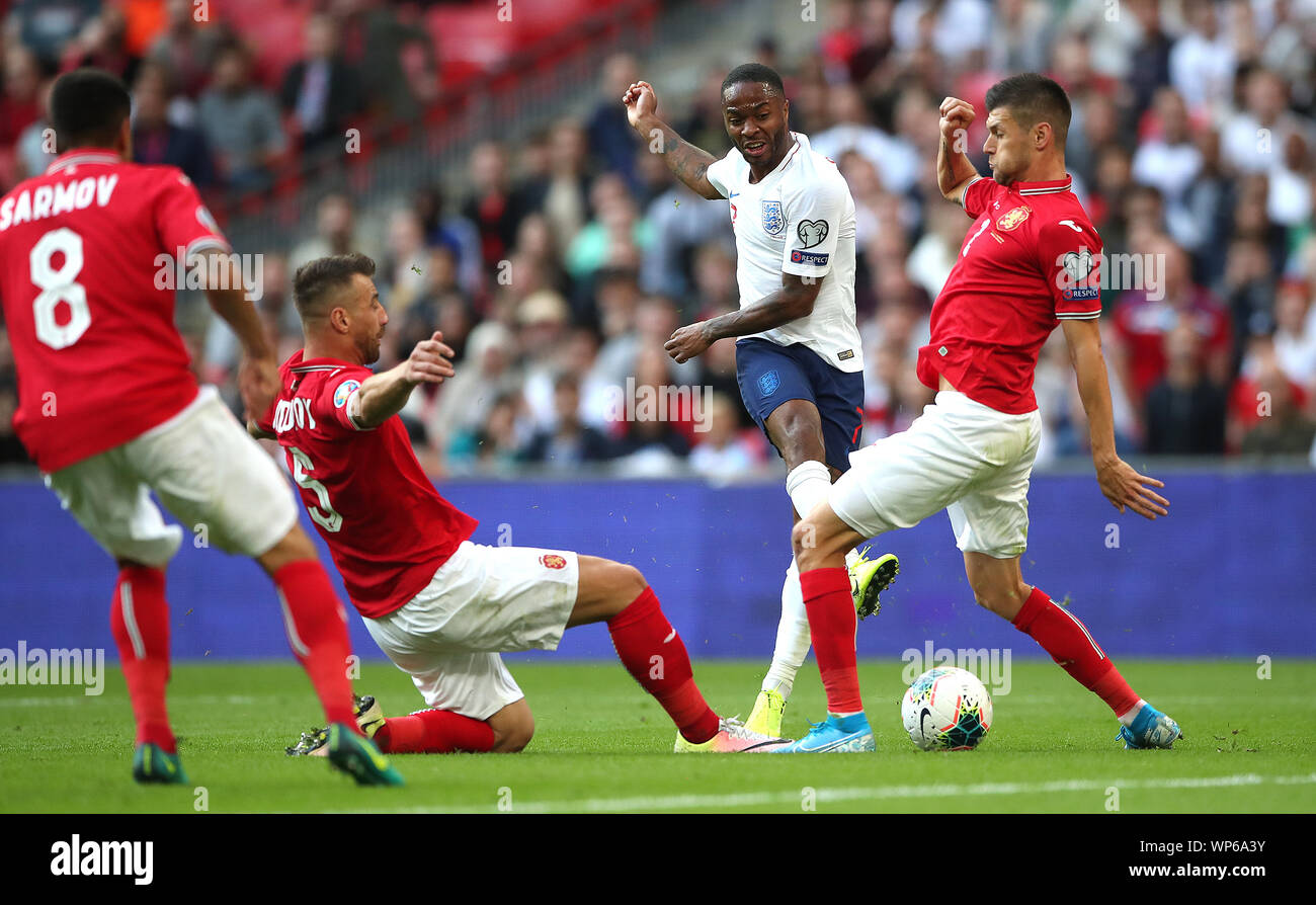 L'Angleterre Raheem Sterling tente un tir au but mais voit bloqué par la Bulgarie Nikolay Bodurov (deuxième à gauche) et Strahil Popov (à droite) au cours de l'Euro 2020 Groupe admissible un match au stade de Wembley, Londres. Banque D'Images
