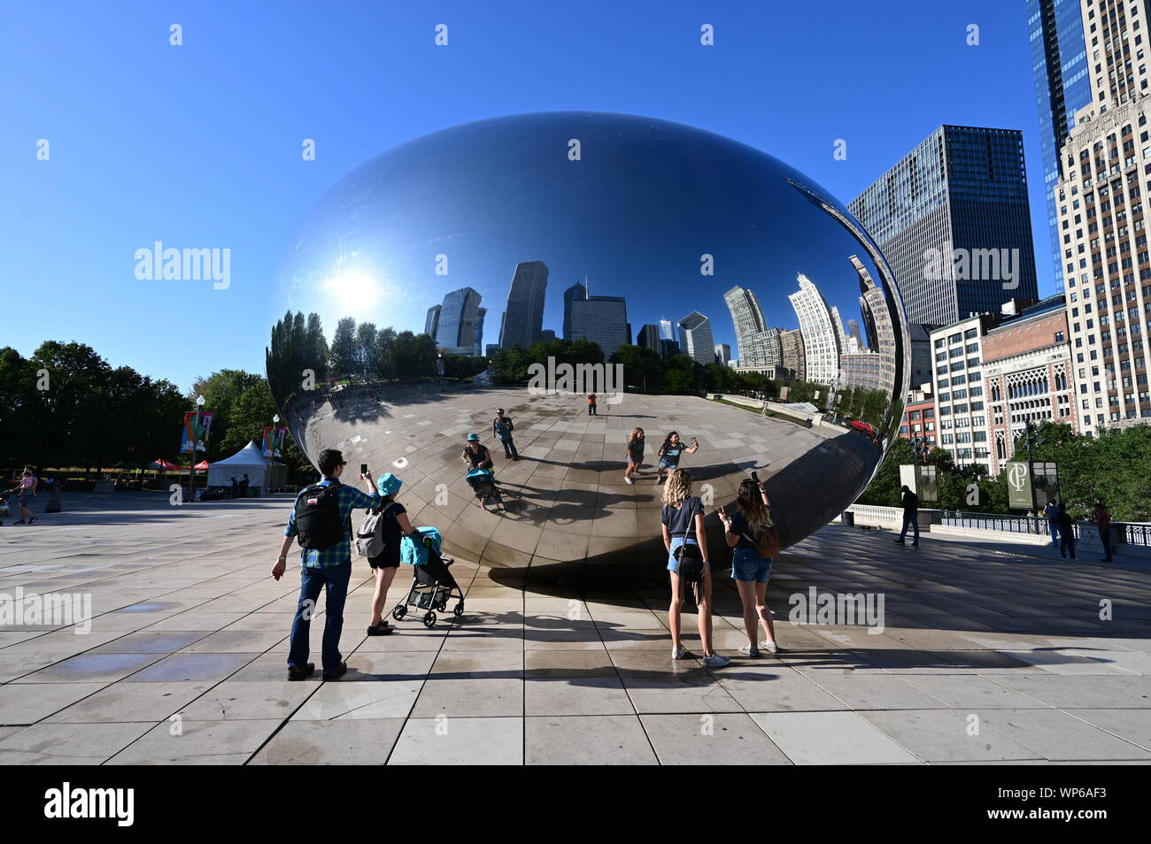 Chicago, Illinois 08-09-19 Cloud Gate sculpture d'Anish Kapoor reflète les bâtiments environnants, dans le Parc du millénaire sur un matin d'été. Banque D'Images