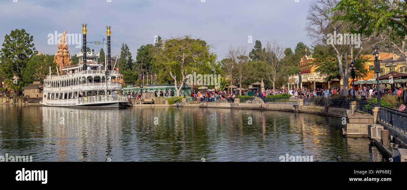 Vue sur le parc Disneyland à Anaheim, en Californie. Disneyland est Walt Disney's original theme park et sa plus célèbre. Comprend California Adventure. Banque D'Images