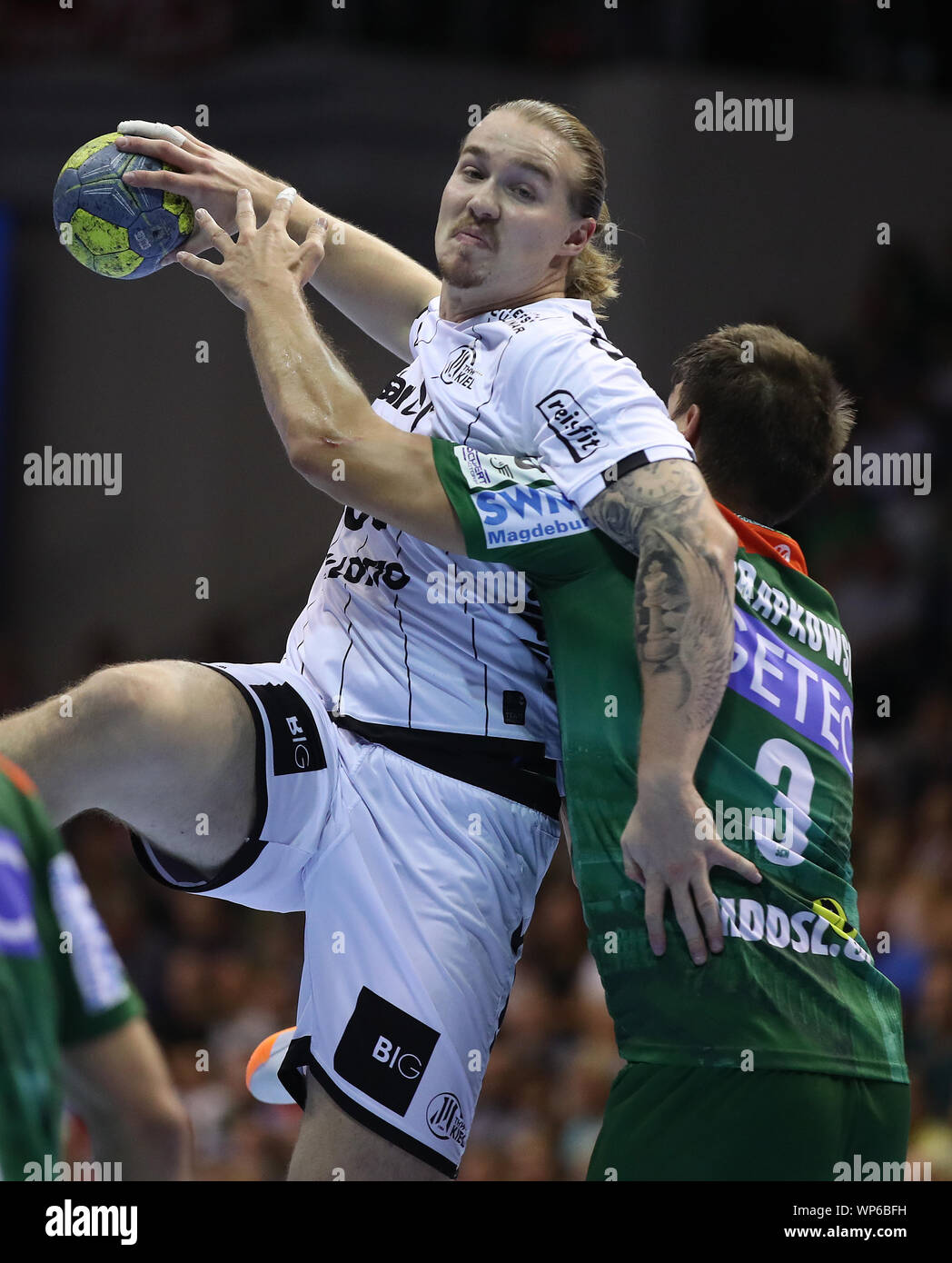 Magdeburg, Allemagne. 07Th Nov, 2019. Handball : Bundesliga, SC Magdeburg - THW Kiel, 4e journée Lukas Nilsson de Kiel (l.) joue contre Piotr Chrapkowski de Magdebourg (r.). Credit : Ronny Hartmann/dpa-Zentralbild/dpa/Alamy Live News Banque D'Images