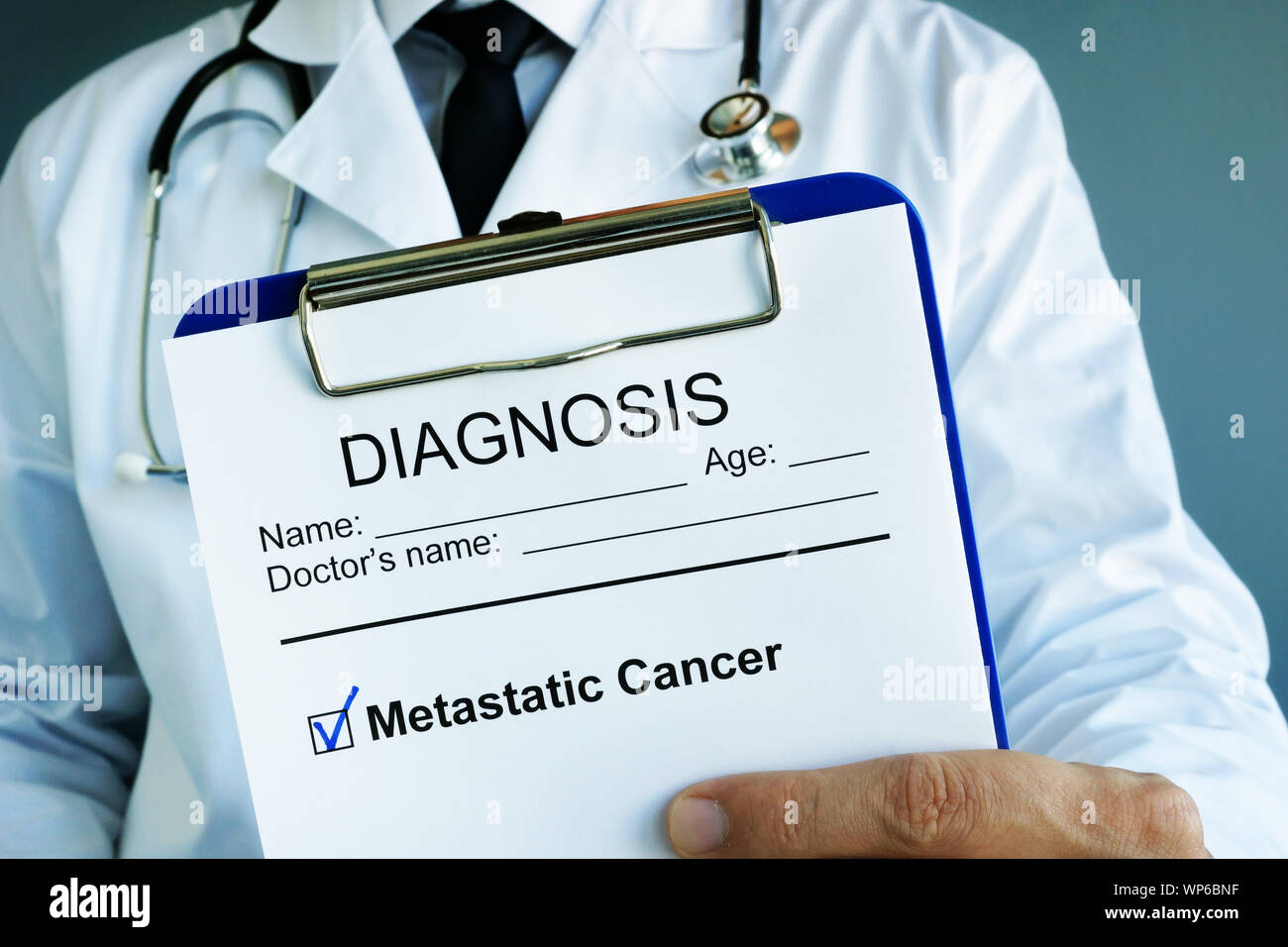 Le diagnostic de cancer métastatique dans un formulaire médical avec presse-papiers. Banque D'Images