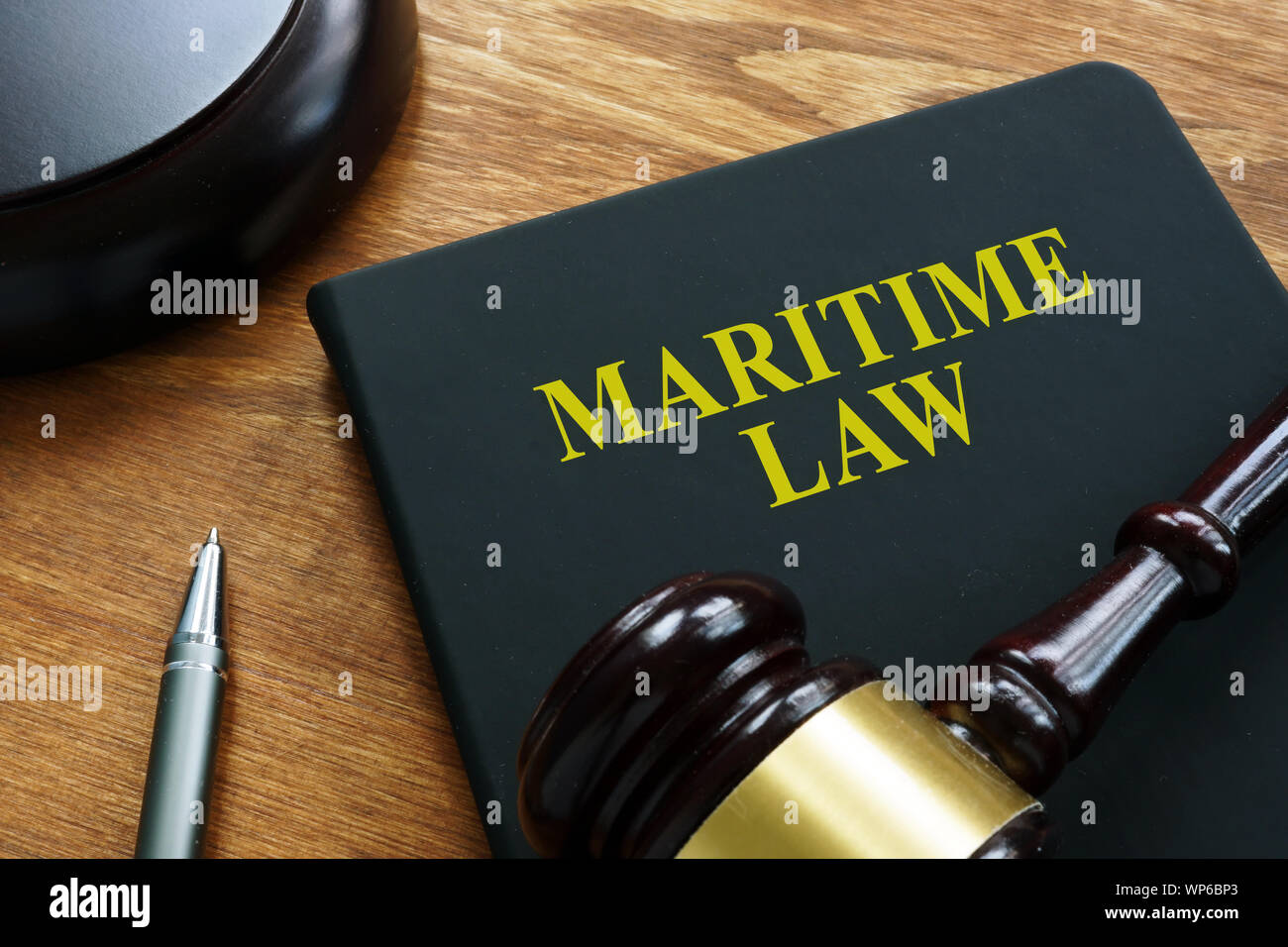 Droit maritime livre noir et wooden gavel. Banque D'Images