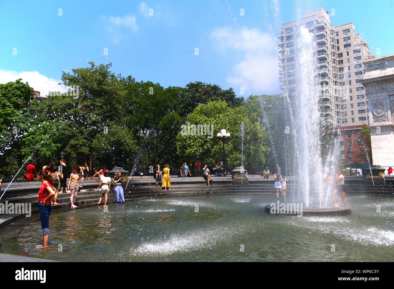 Aux personnes bénéficiant d'une chaude journée d'été à Washington Square Park à Manhattan sur fontaine Juillet 19th, 2019 à New York, USA. (Photo par Wojciech Migda) Banque D'Images
