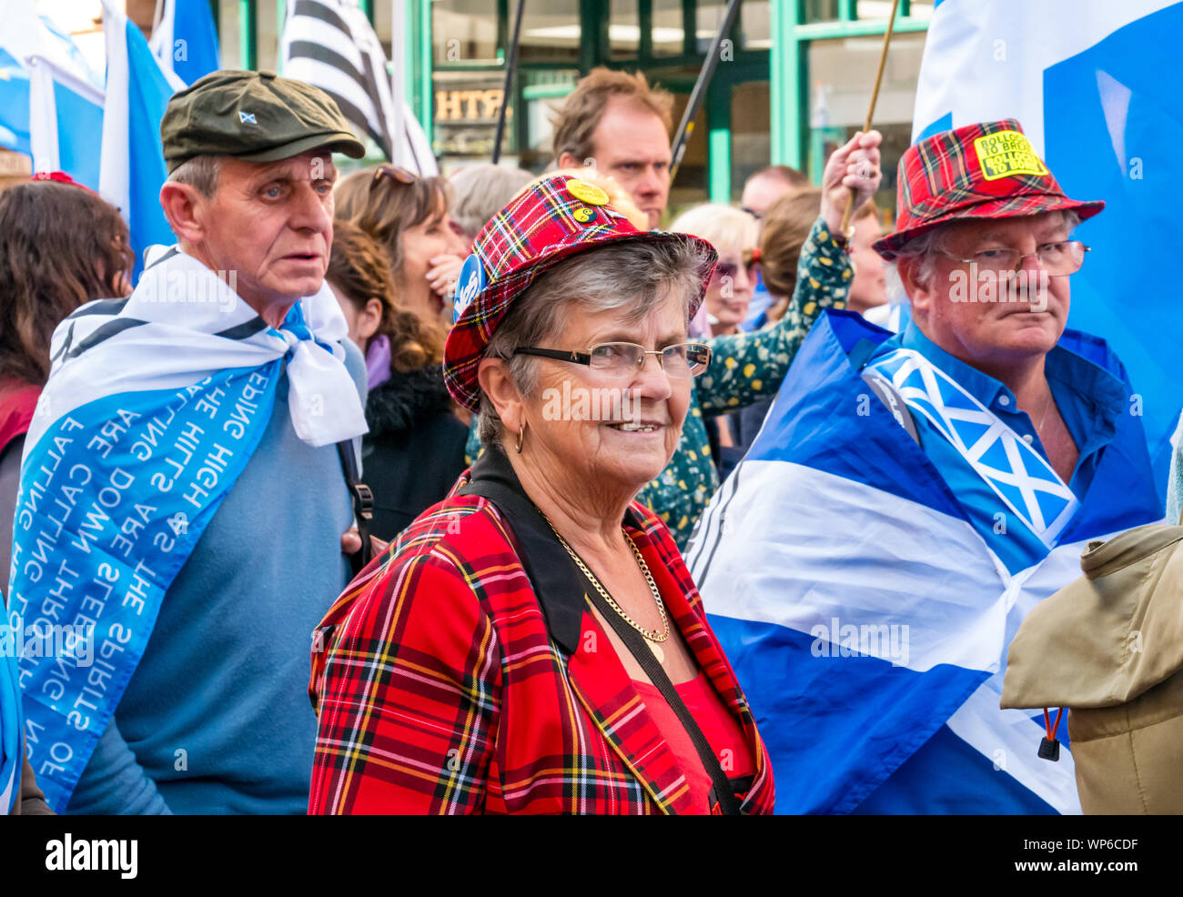 Perth, Ecosse, Royaume-Uni, 7 septembre 2019. Tous sous une même bannière marche de l'indépendance : partisans de l'indépendance de mars à Perth, dans le 7ème tous sous une même bannière (AUOB) mars de cette année. La marche sur la rue principale. Un couple portant des chapeaux tartan Banque D'Images