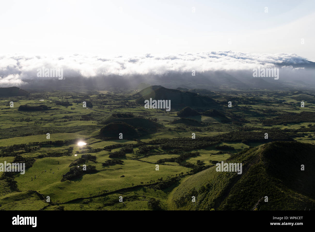 Paysage de l'antenne après le lever du soleil à partir de Pico da Urze donnant sur la typique campagne gree de Planalto da Achada plaines d'Ilha do Pico wit Banque D'Images