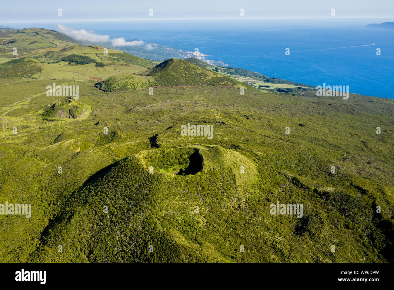 Image aérienne de caldeira verte typique paysage cratère de volcan avec des cônes de Planalto da Achada plateau central d'Ilha do Pico, Azore Banque D'Images