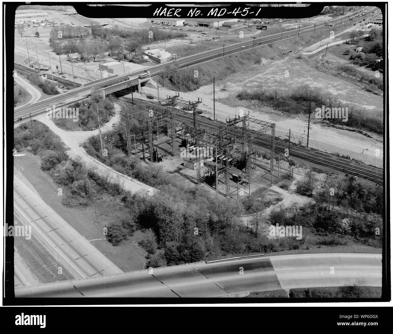 LANDOVER SOUS-STATION. LANDOVER, PRINCE GEORGES CO., MD Sec, 1201, MP 129,00. - Au nord-est du corridor ferroviaire, route d'Amtrak entre le district d'Columbia-Maryland Maryland-Delaware la ligne de l'état et la région, Baltimore, ville indépendante, MD ; vue aérienne de Landover substation en 1977. Landover est à gauche en face le tour. La construction du métro est visible de l'autre côté de la voie ferrée. ; Banque D'Images