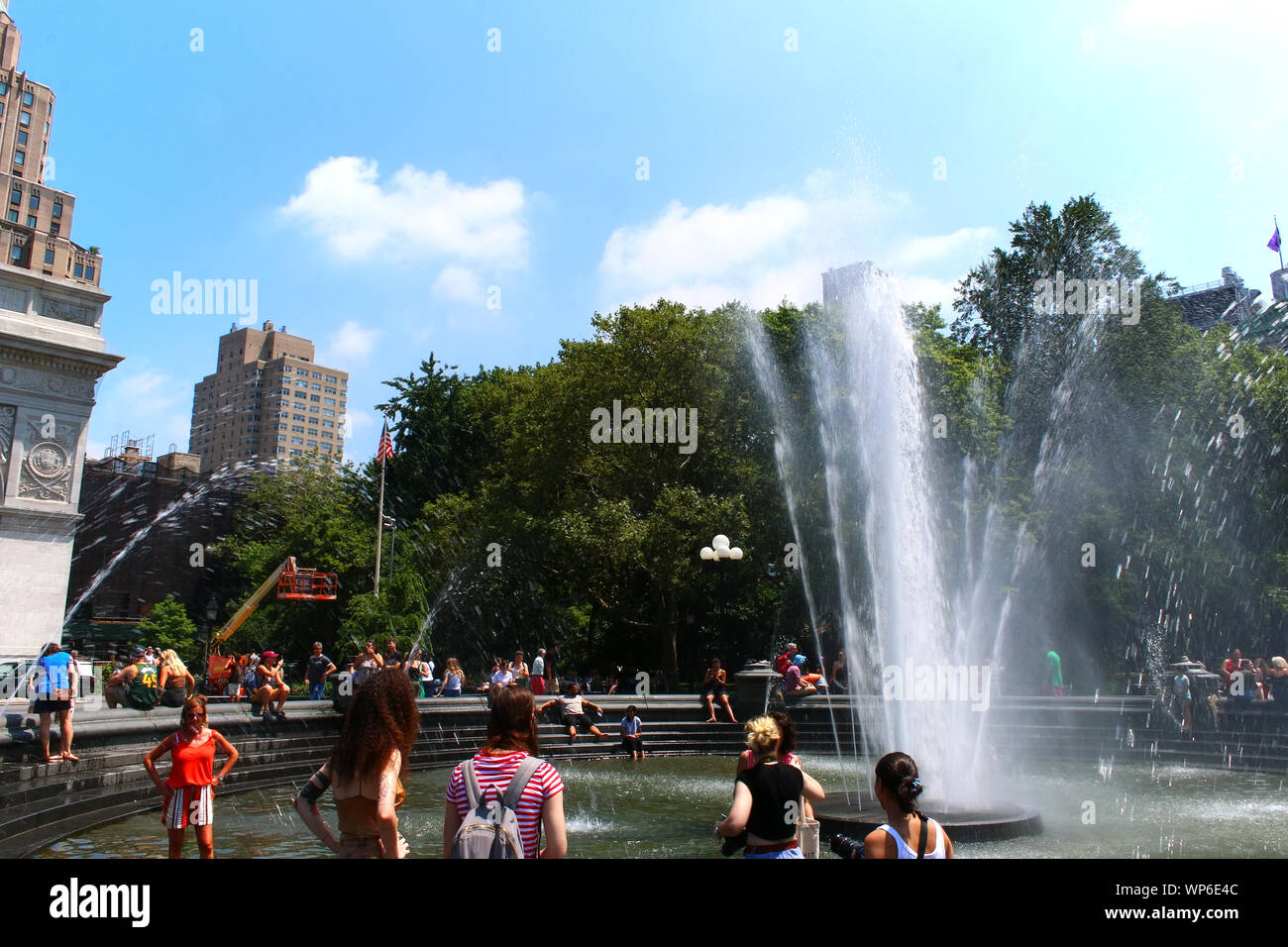 Aux personnes bénéficiant d'une chaude journée d'été à Washington Square Park à Manhattan sur fontaine Juillet 19th, 2019 à New York, USA. (Photo par Wojciech Migda) Banque D'Images