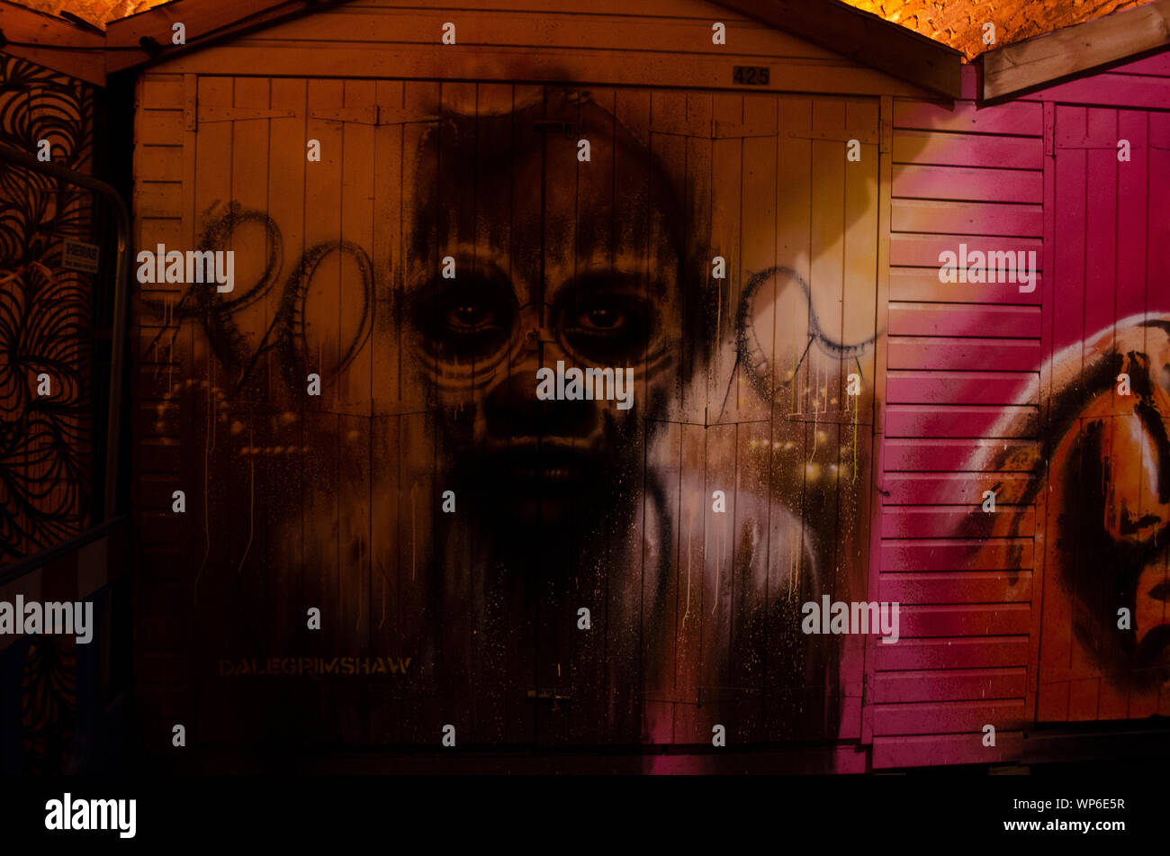 Les yeux creusés. Graffitis au Camden. Peint sur une cabane. Banque D'Images