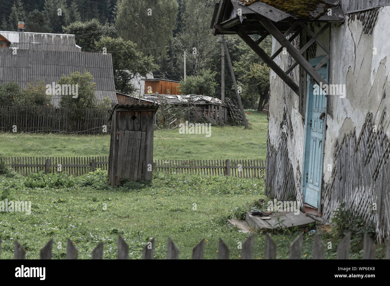 Village rural en Ukraine avec de petites maisons en bois. Banque D'Images