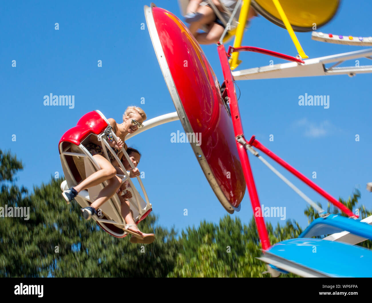 MATTHEWS, NC (USA) - 31 août 2019 : Une mère et sa fille profiter d'un carnaval ride lors de l'assemblée "décision Matthews en vie" festival communautaire. Banque D'Images