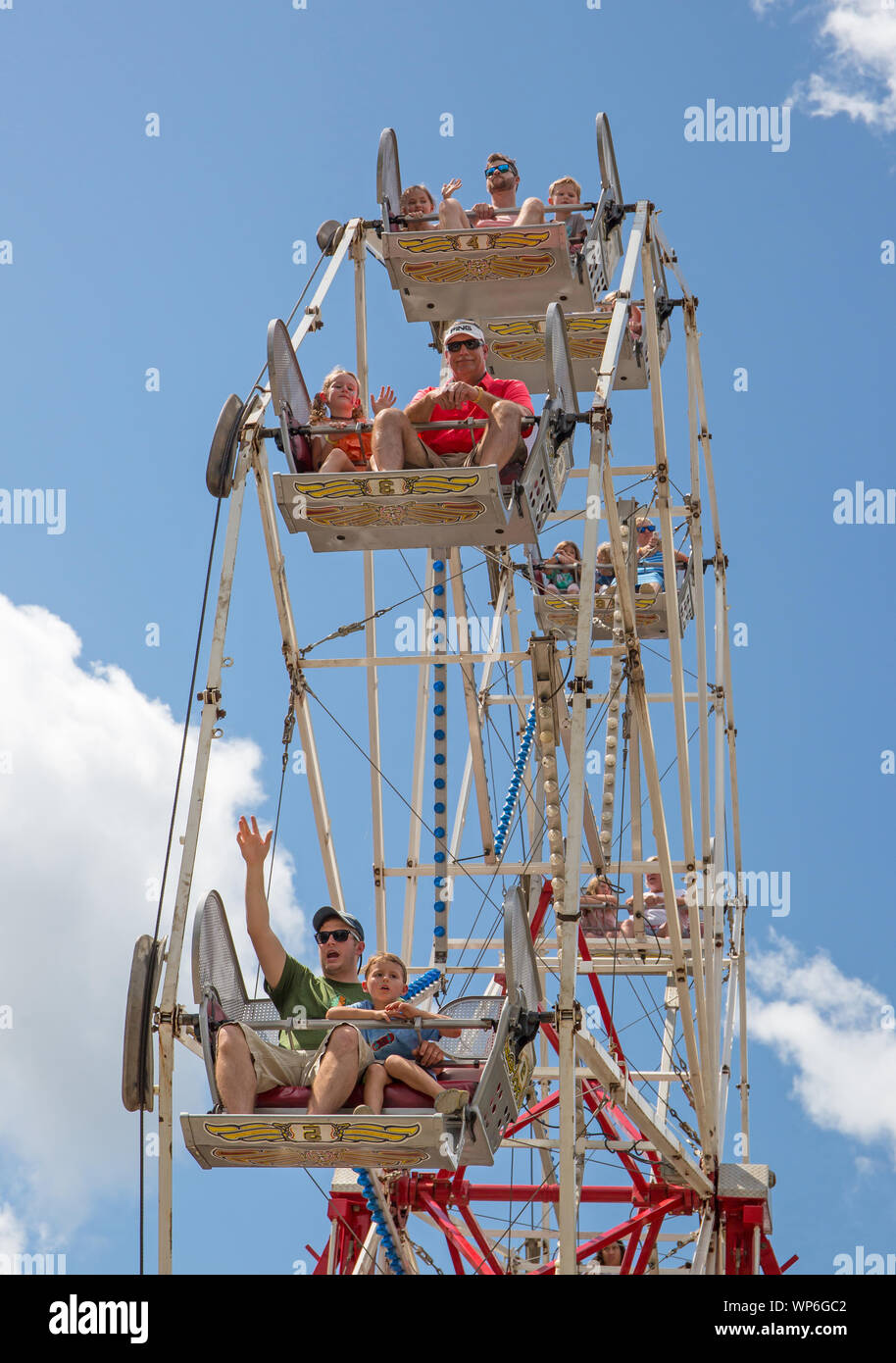 MATTHEWS, NC (USA) - 2 septembre 2019 : Les parents et les enfants bénéficient d'une grande roue manège à l'application de la décision Matthews annuel en vie" festival communautaire. Banque D'Images