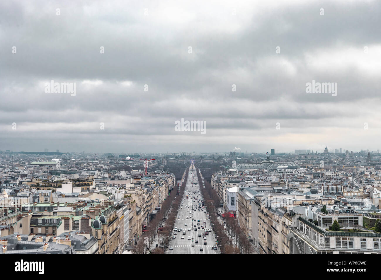 Paris, France - 28 janvier 2018 : paysage urbain haut de la rue Avenue des Champs-Elysees menant à la grande roue de Ferris sur un jour nuageux. Banque D'Images