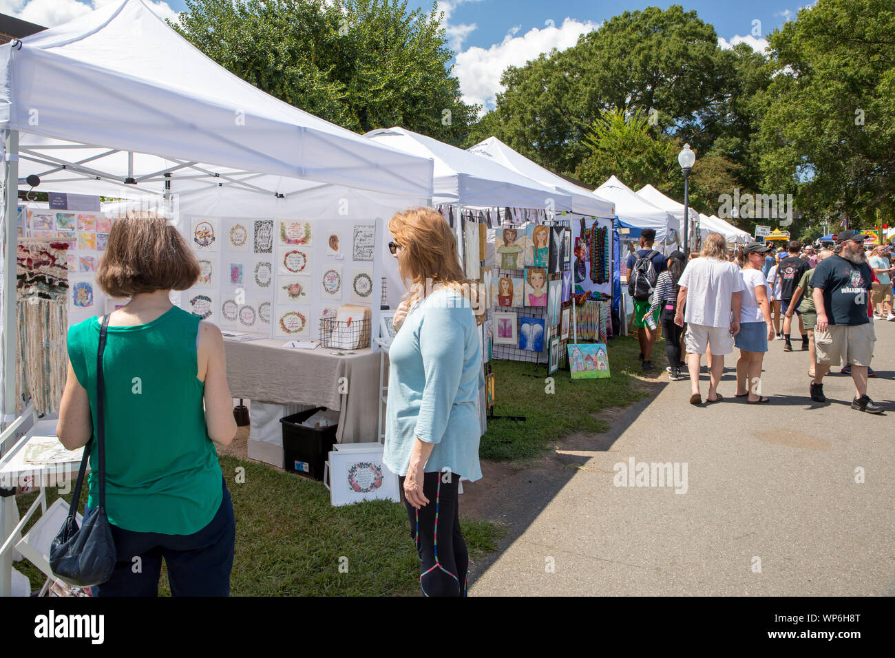 MATTHEWS, NC (USA) - 2 septembre 2019 : les visiteurs de l'application de la décision Matthews annuel en vie" festival communautaire évaluer les articles en vente dans le domaine des arts et métiers. Banque D'Images