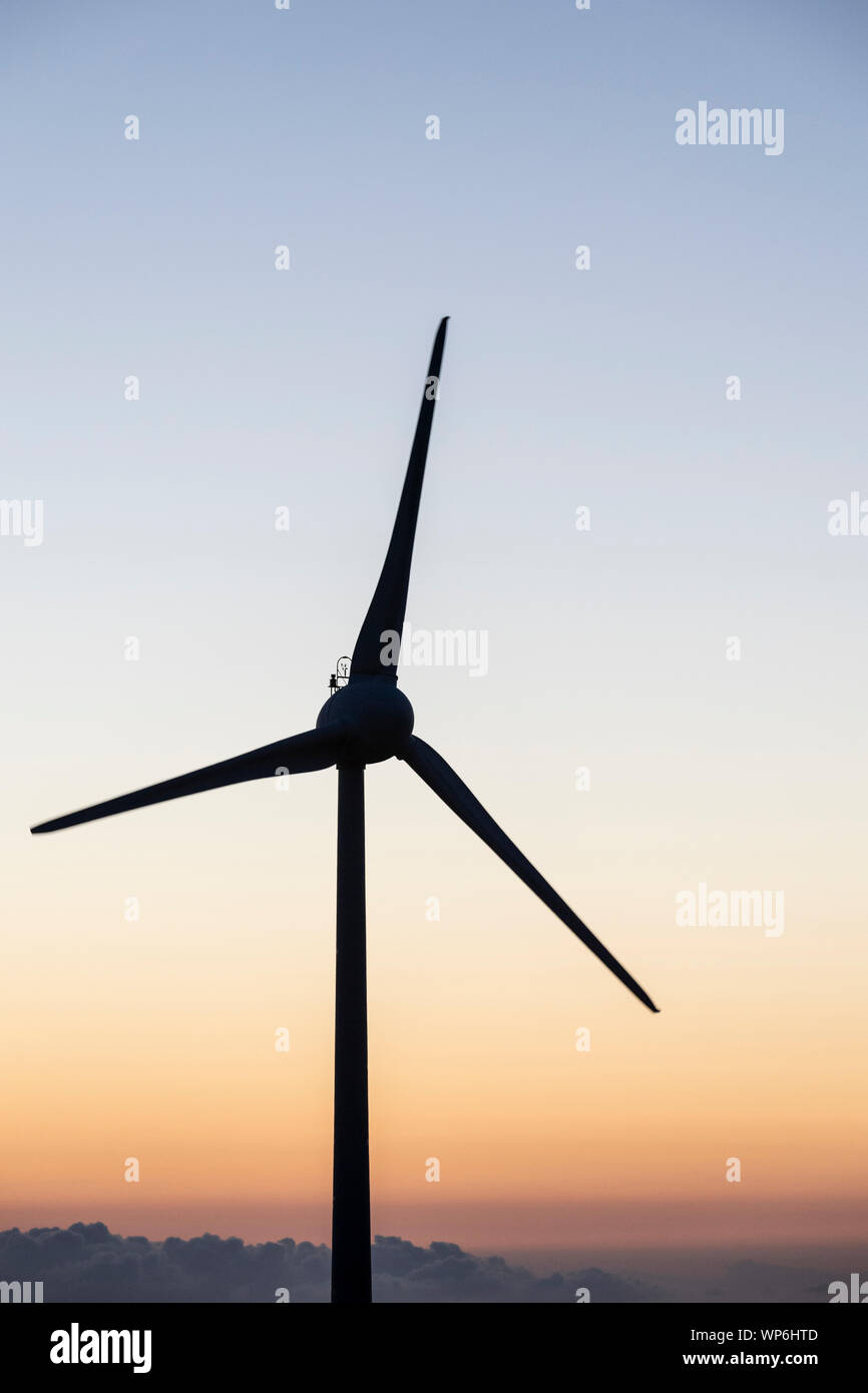 Un jour de vent aux éoliennes à dos dans un Graminhais Planalto coucher du soleil poétique, sert comme une image parfaite pour les renouvelables durables engery vert Banque D'Images