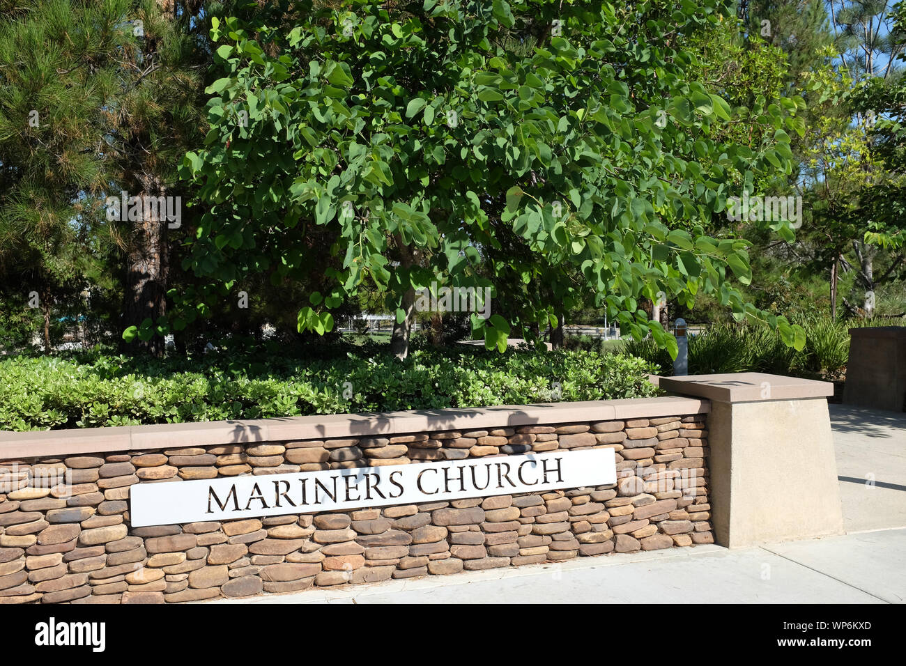 IRVINE, Californie - 7 septembre, 2019 : Les navigateurs allée de l'Église, signe d'un non-confessionnelles, Église chrétienne situé dans le centre de Orange County. Banque D'Images