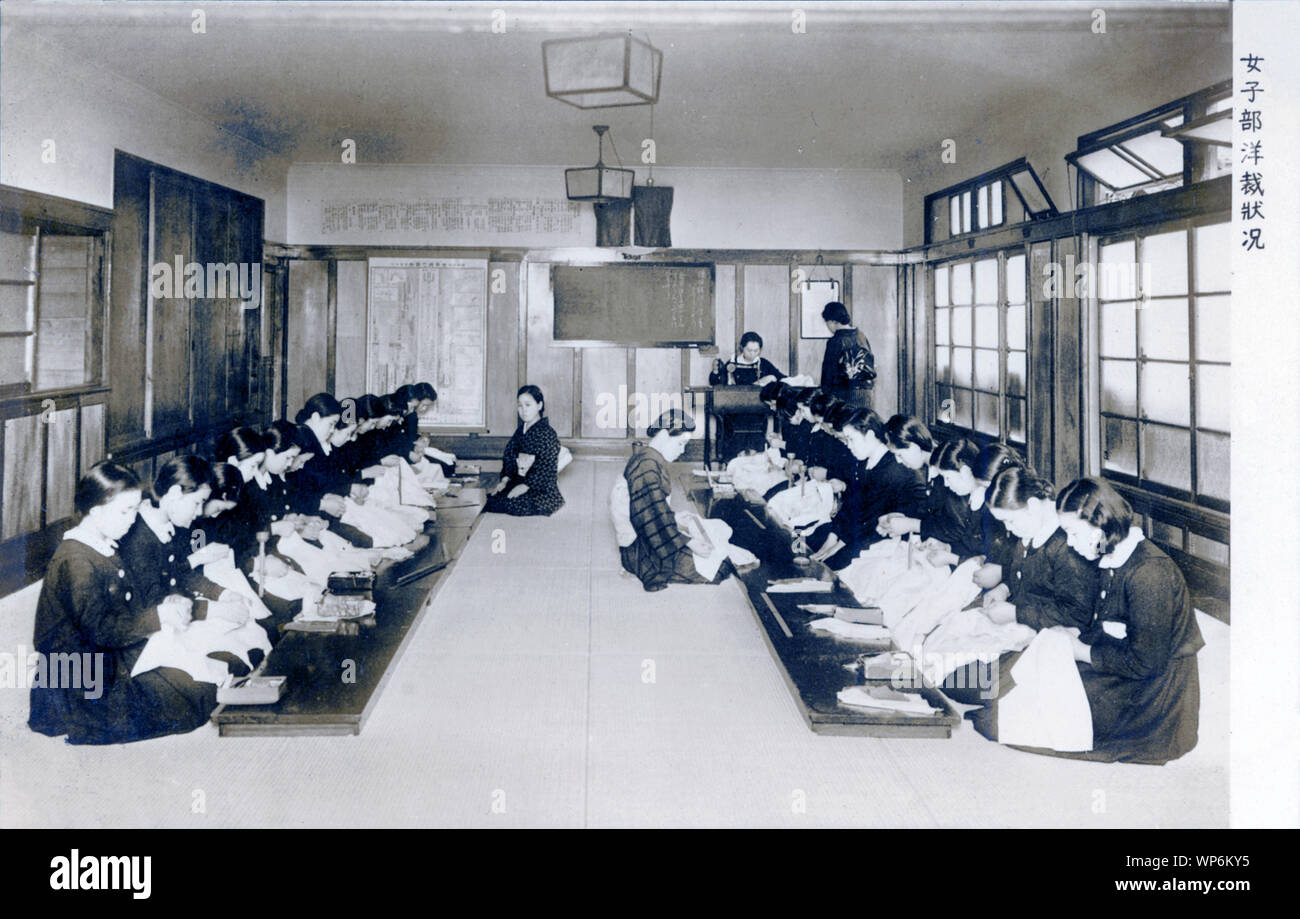 [ 1920 - Japon Au Japon classe Couture ouest ] - Couture de style occidental à une école japonaise pour les femmes. 20e siècle vintage carte postale. Banque D'Images