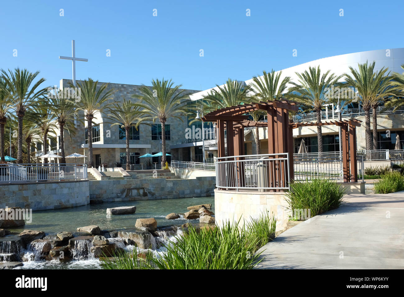IRVINE, Californie - 7 septembre, 2019 : Les navigateurs et du culte de l'Église Baptistère Centre, un organisme non confessionnel, Église chrétienne situé dans le centre de Orange Cou Banque D'Images
