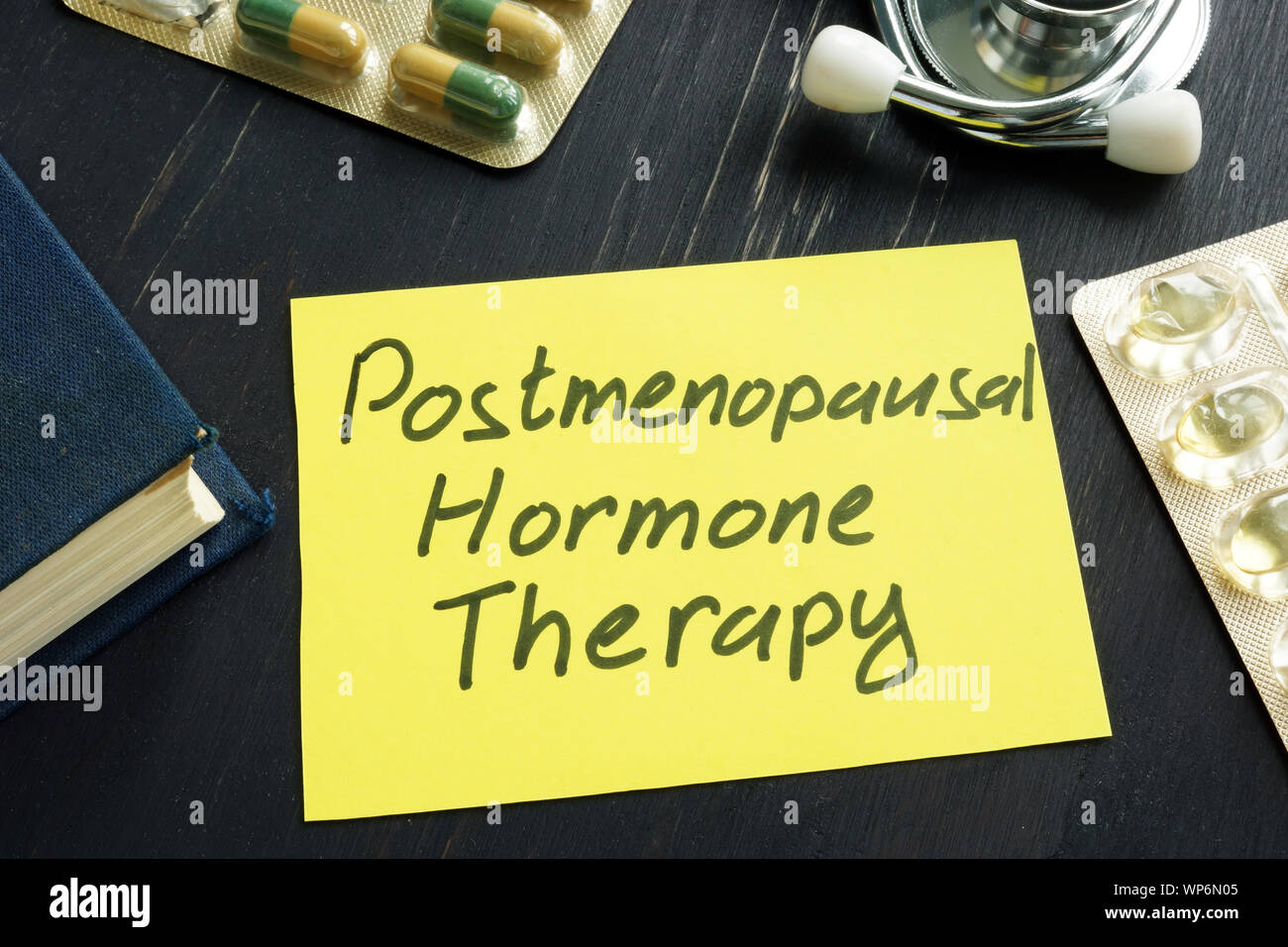 Postmenopausal hormone therapy PHT, PMHT signe sur une page. Banque D'Images