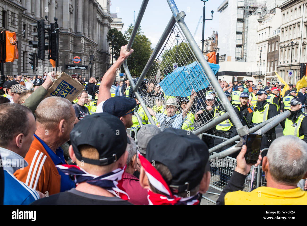 London UK 7 septembre 2019 Pro-Brexit manifestants se heurtent à la police à l'extérieur du Parlement. Banque D'Images