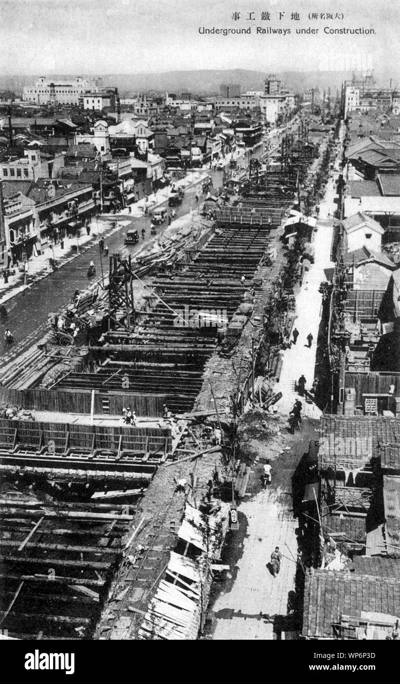 [ 1930 Japon - Construction de la première ligne de métro d'Osaka ] - Construction de la ligne de métro Midosuji à Osaka, la première ligne de métro et la première gérées par le gouvernement d'une ligne de métro au Japon. Le 20 mai 1933 (Showa 8), la ligne est ouverte entre une station temporaire de Umeda, à Osaka Shinsaibashi et le nord, dans le sud. La construction du métro a coïncidé avec l'élargissement de la route de 6 à 44 mètres, ce qui fait qu'un avion blague Osakans pourrait débarquer sur la nouvelle Avenue Midosuji. 20e siècle vintage carte postale. Banque D'Images