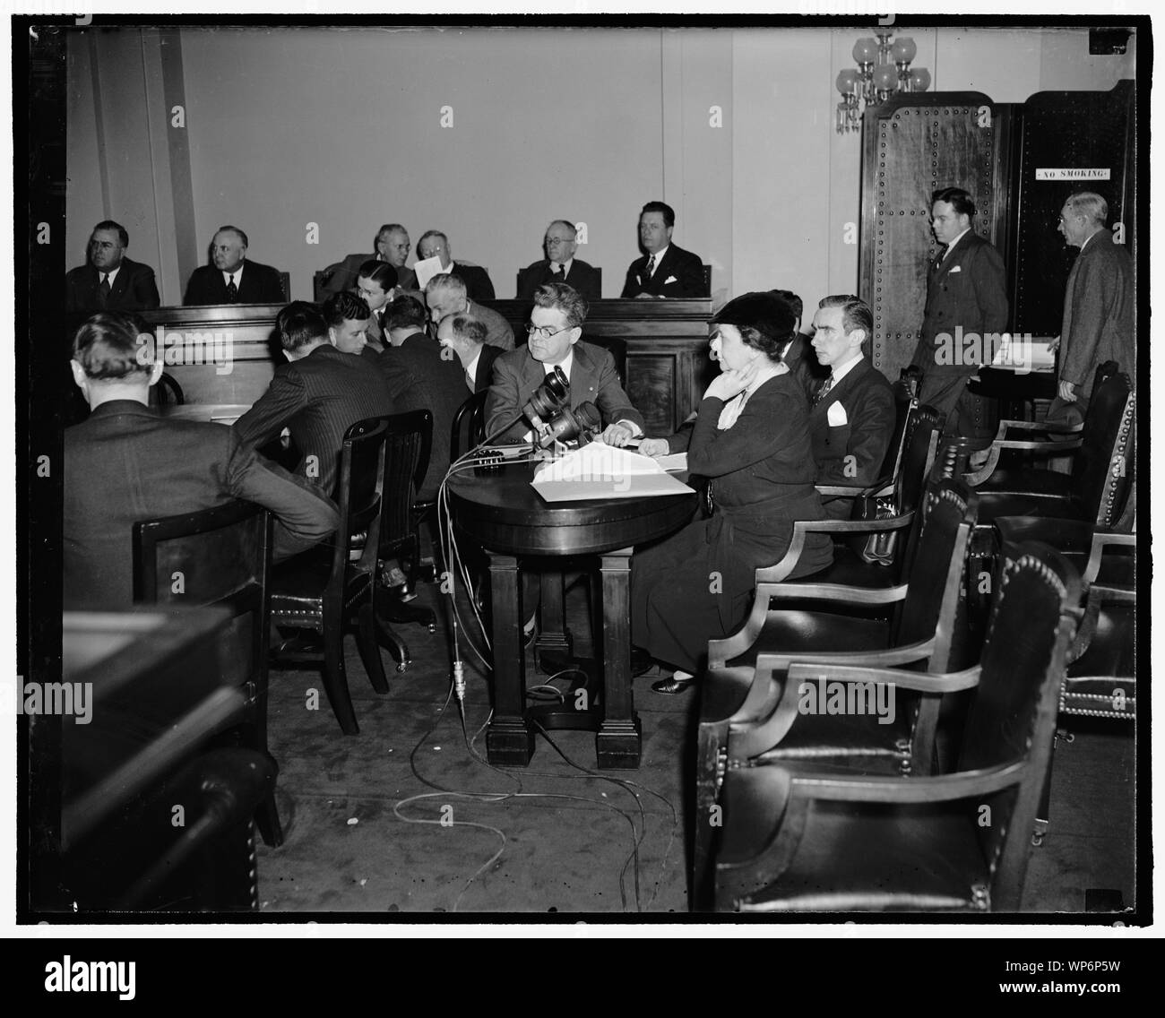 Ministère du travail, on défend l'auto devant la maison. Washington, D.C., 8 février. Secrétaire au Travail, Francis Perkins, aujourd'hui s'est présentée devant le comité de la Chambre sur le pouvoir judiciaire pour défendre ses actions en tant que secrétaire. Elle est à l'étude de justice sur le produit par le représentant J. Parnell Thomas qu'elle n'a pas été en mesure de faire respecter les lois d'expulsion contre Harry et Harry Bridges Strecker, 2-8-39 Banque D'Images