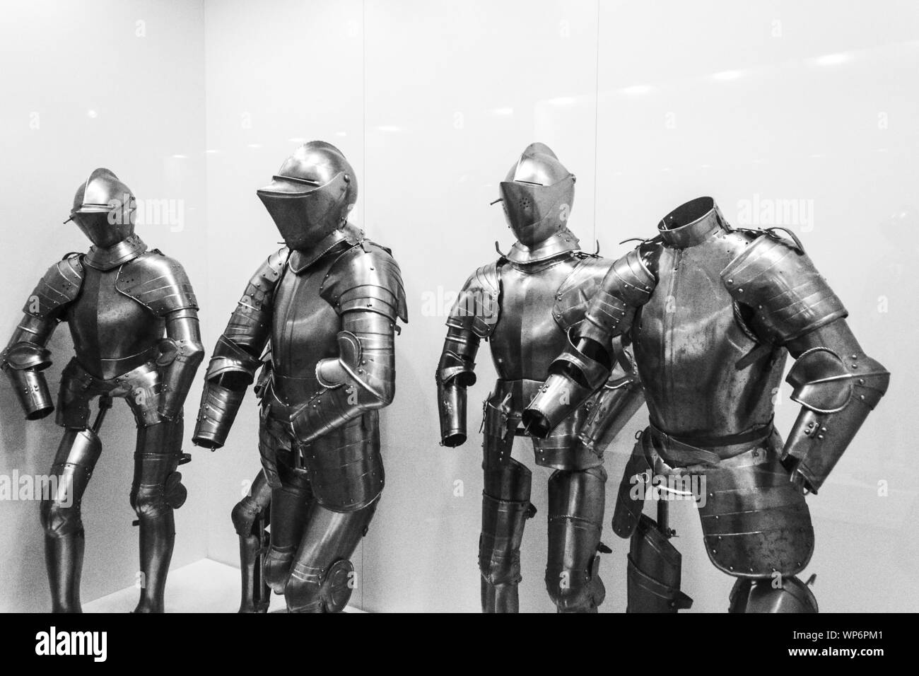 Cinq chevaliers vêtus d'armure d'argent, dont un des chevaliers manque sa tête; Tolède, Espagne. Banque D'Images