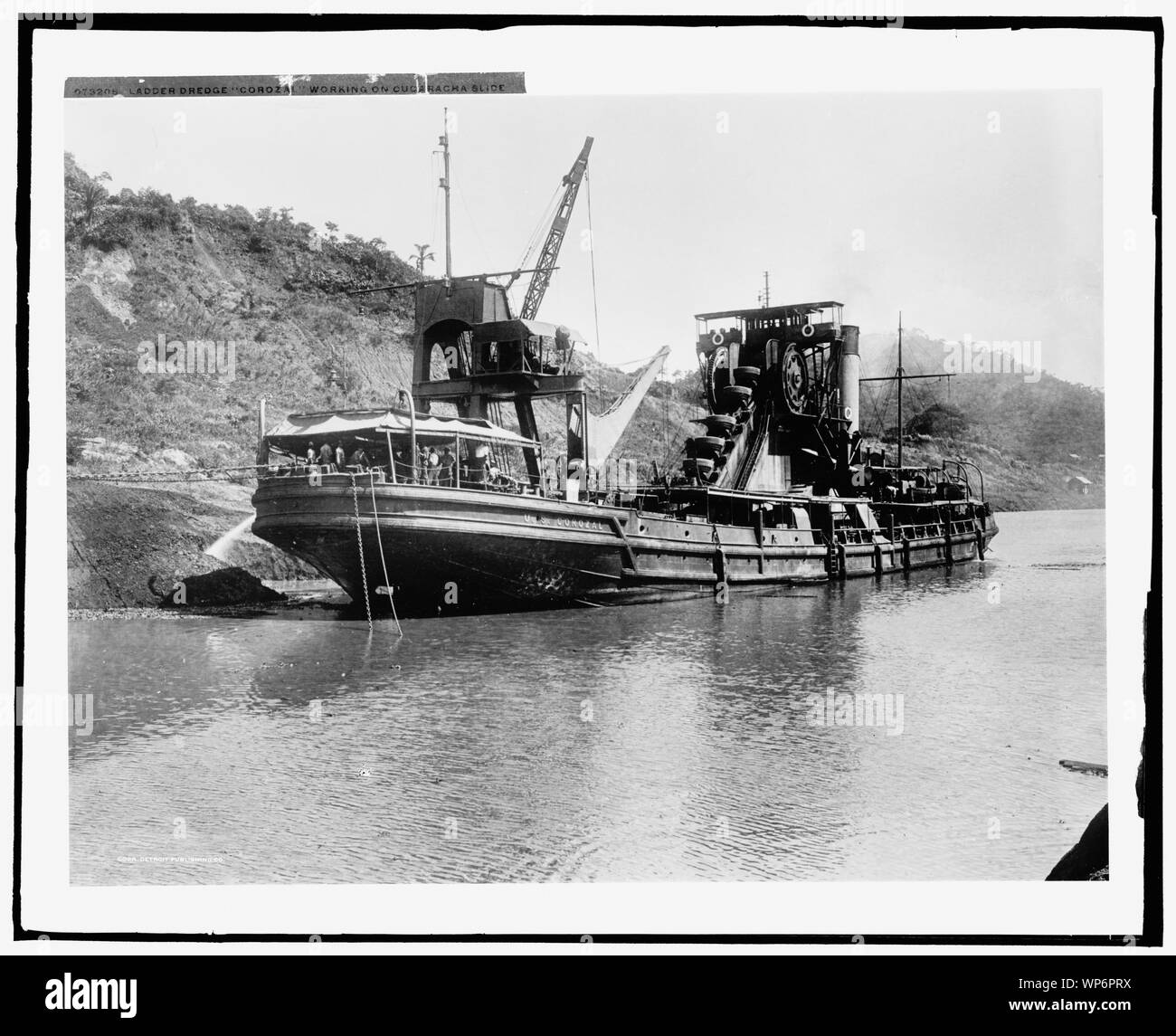 La drague de l'échelle de travail de Corozal sur Cucaracha diapositive ; 1 684 TJB ladder dredge expédier Corozal travaillant sur Cucaracha sur le Canal de Panama. Wm Simons & Co de Renfrew, Ecosse construit son en 1911 pour le gouvernement des États-Unis et la Société du Canal de Panama. La société Arundel de Philadelphie, PA a acheté en 1926. Il est désarmé à Jacksonville, TX en 1956. ; Banque D'Images
