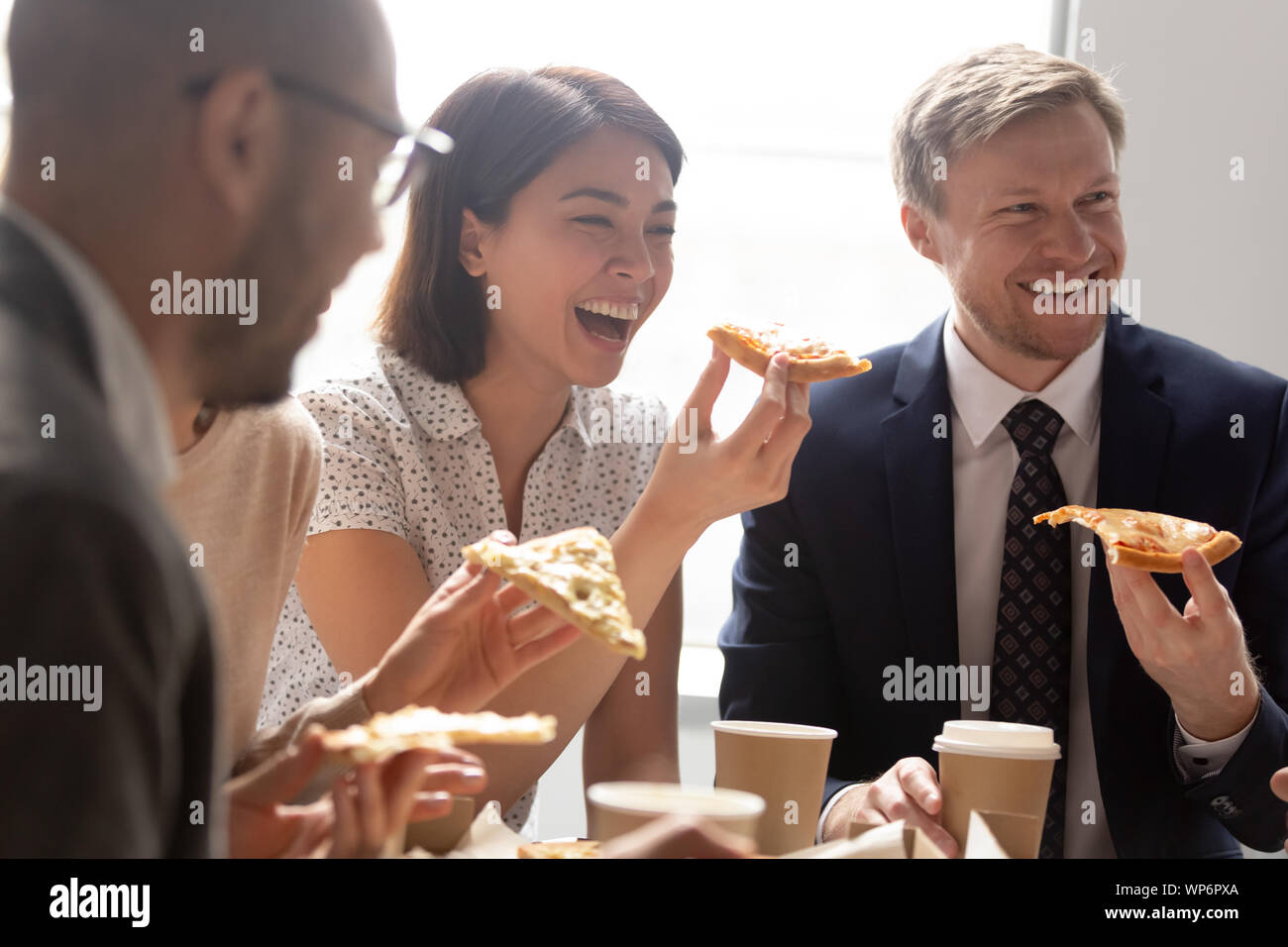 Portrait jeune femme coréenne en éclatant de rire. Banque D'Images