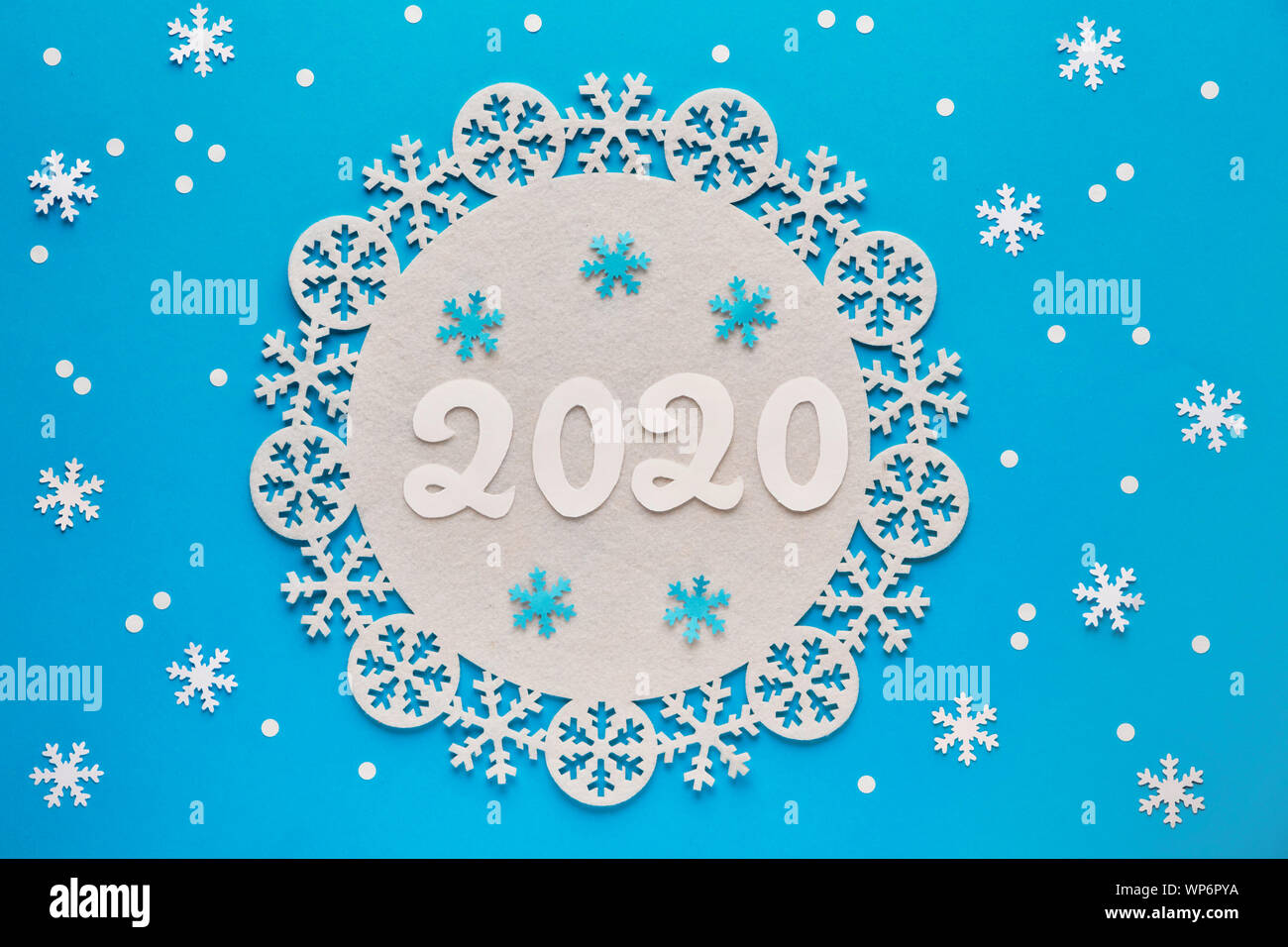 Bonne Année 2020 ! Papiers de création télévision jeter en bleu et blanc flocons de papier et nombre 2020 Banque D'Images