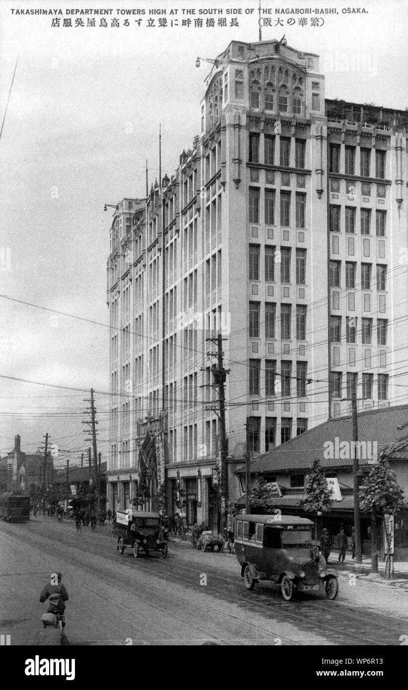 [ 1920 - Japon ligne Sakaisuji rue commerçante de Osaka ] - magasin Takashimaya sur en ligne Sakaisuji Nagahoribashi, Osaka. Fondée en 1829 à Kyoto par Iida Shinshichi en tant que détaillant de vêtements d'occasion et en coton doux, la société a ouvert son magasin de 7 étages ligne Sakaisuji en 1922 (Taisho 11). En 1932 (7), Showa Takashimaya a déménagé dans les anciens locaux de Matsuya department store à Nipponbashi, où il est toujours situé à aujourd'hui. 20e siècle vintage carte postale. Banque D'Images
