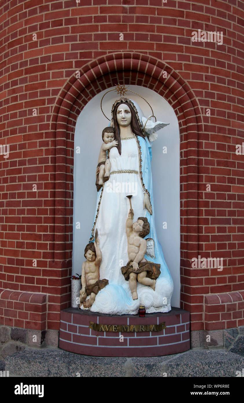 Statue de Marie à l'extérieur de l'église rouge à Minsk Banque D'Images