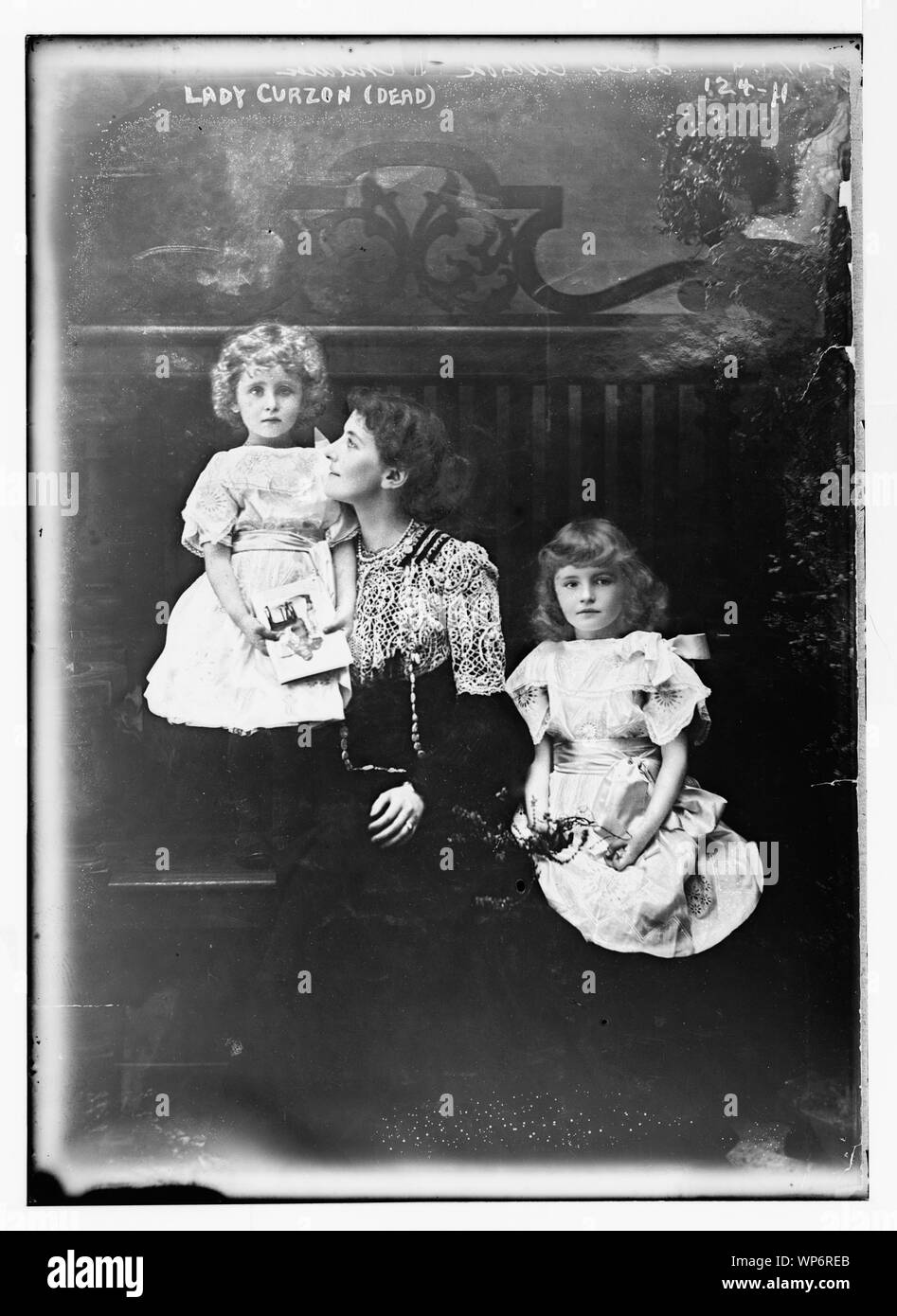 Lady Curzon et deux enfants (filles) Banque D'Images