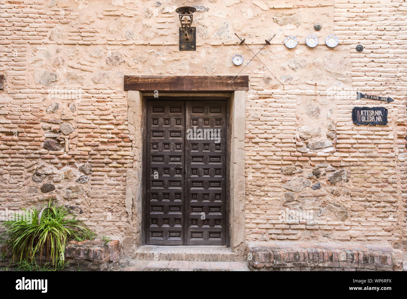 Porte en bois noir conçue dans un style d'art mauresque. Une entrée à une galerie d'art ; Tolède, Espagne. Banque D'Images