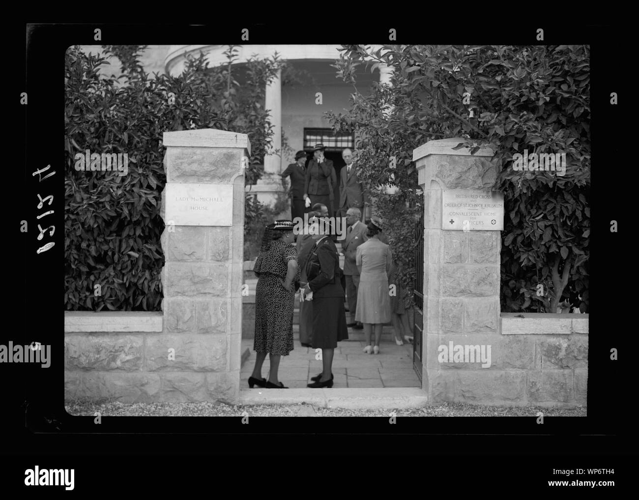Dame McMichael [c.-à-d., MacMichael] House (Chevaliers de Saint-Jean, Br. [C.-à-d., la Croix Rouge Britannique], maison de convalescence pour les officiers). Dame McM. à l'entrée, parlant à Mme Heron Banque D'Images