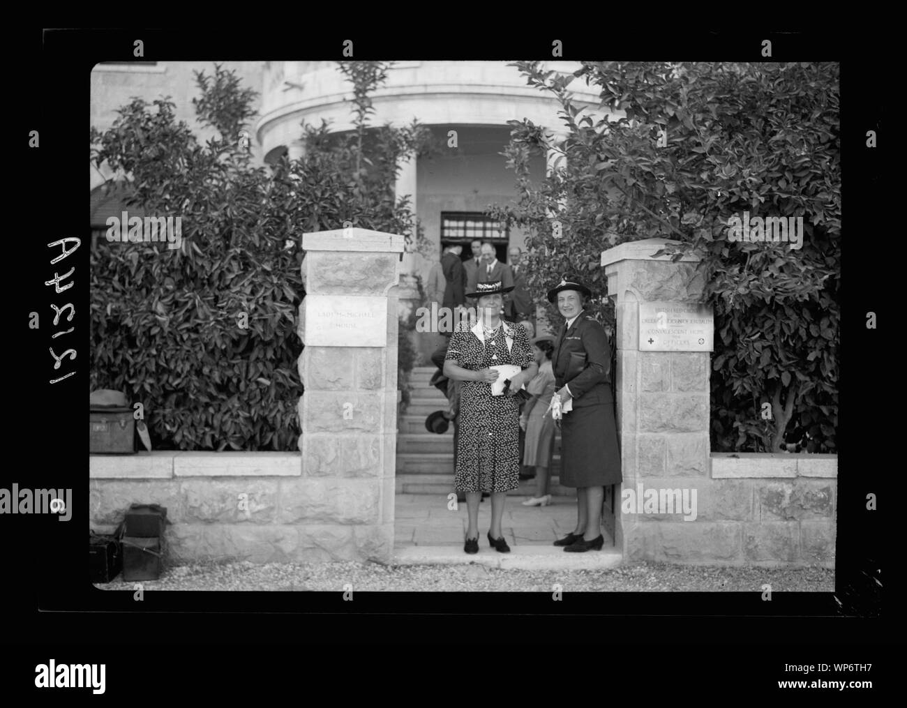 Dame McMichael [c.-à-d., MacMichael] House (Chevaliers de Saint-Jean, Br. [C.-à-d., la Croix Rouge Britannique], maison de convalescence pour les officiers). Dame McM. à l'entrée, parlant à Mme Heron Banque D'Images
