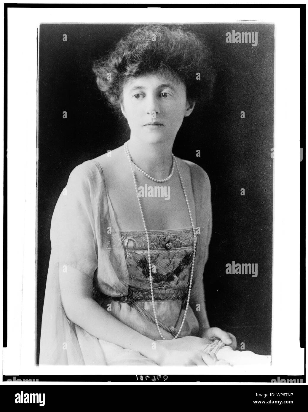 Dame Swathling, half-length portrait, assis, en face légèrement à gauche Banque D'Images