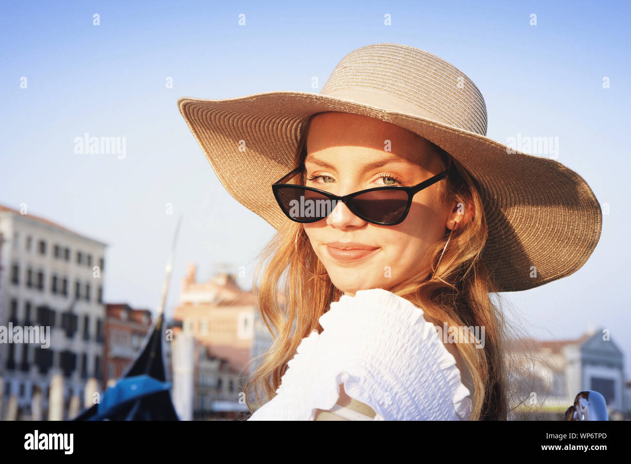 Belle jeune femme, élégamment vêtue, à Venise Banque D'Images