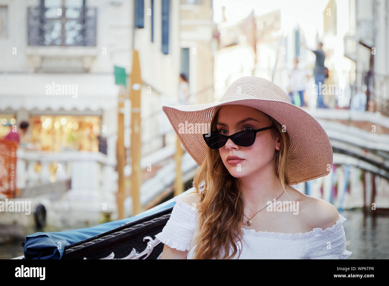 Belle jeune femme, élégamment vêtue, à Venise Banque D'Images