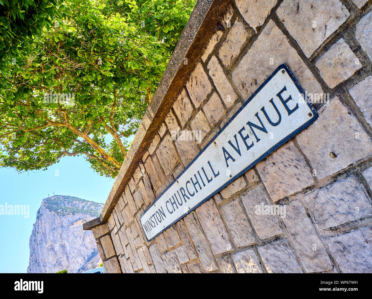 Winston Churchill Avenue signal avec le Rocher de Gibraltar dans l'arrière-plan. Gibraltar, territoire britannique d'outre-mer, au Royaume-Uni. Banque D'Images