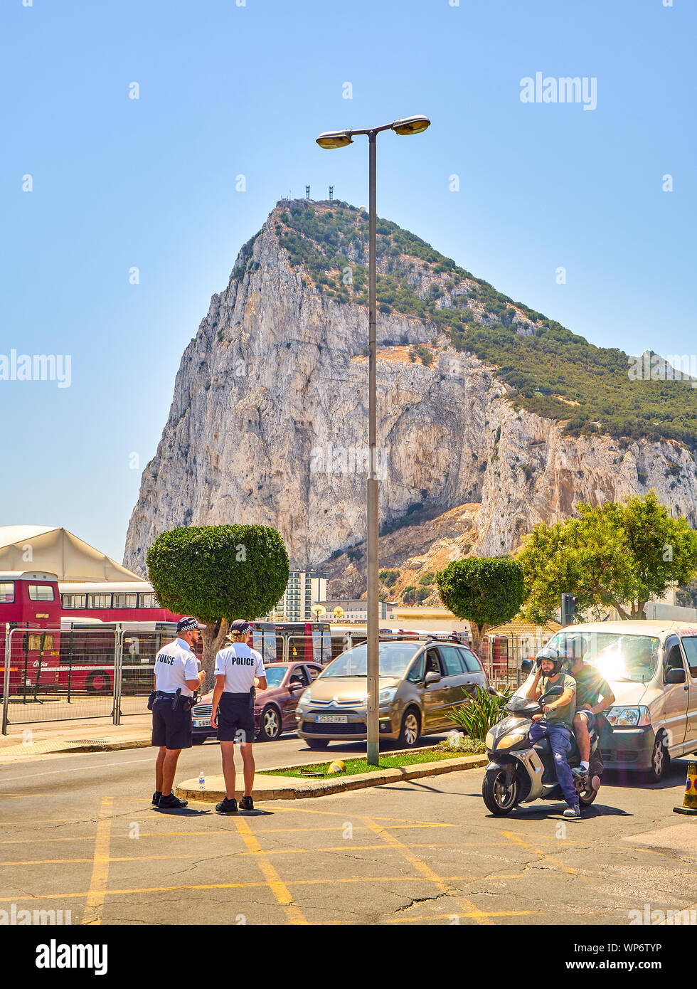 Gibraltar, Royaume-Uni - le 29 juin 2019. Les sections locales et le passage des voitures de l'Avenue Winston Churchill, avec le Rocher de Gibraltar dans l'arrière-plan. Gibraltar, British Banque D'Images