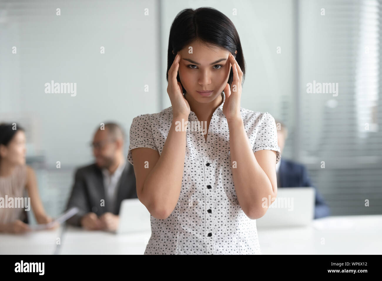 Portrait of a souligné jeunes coréens qui souffrent de maux de tête de l'employé. Banque D'Images