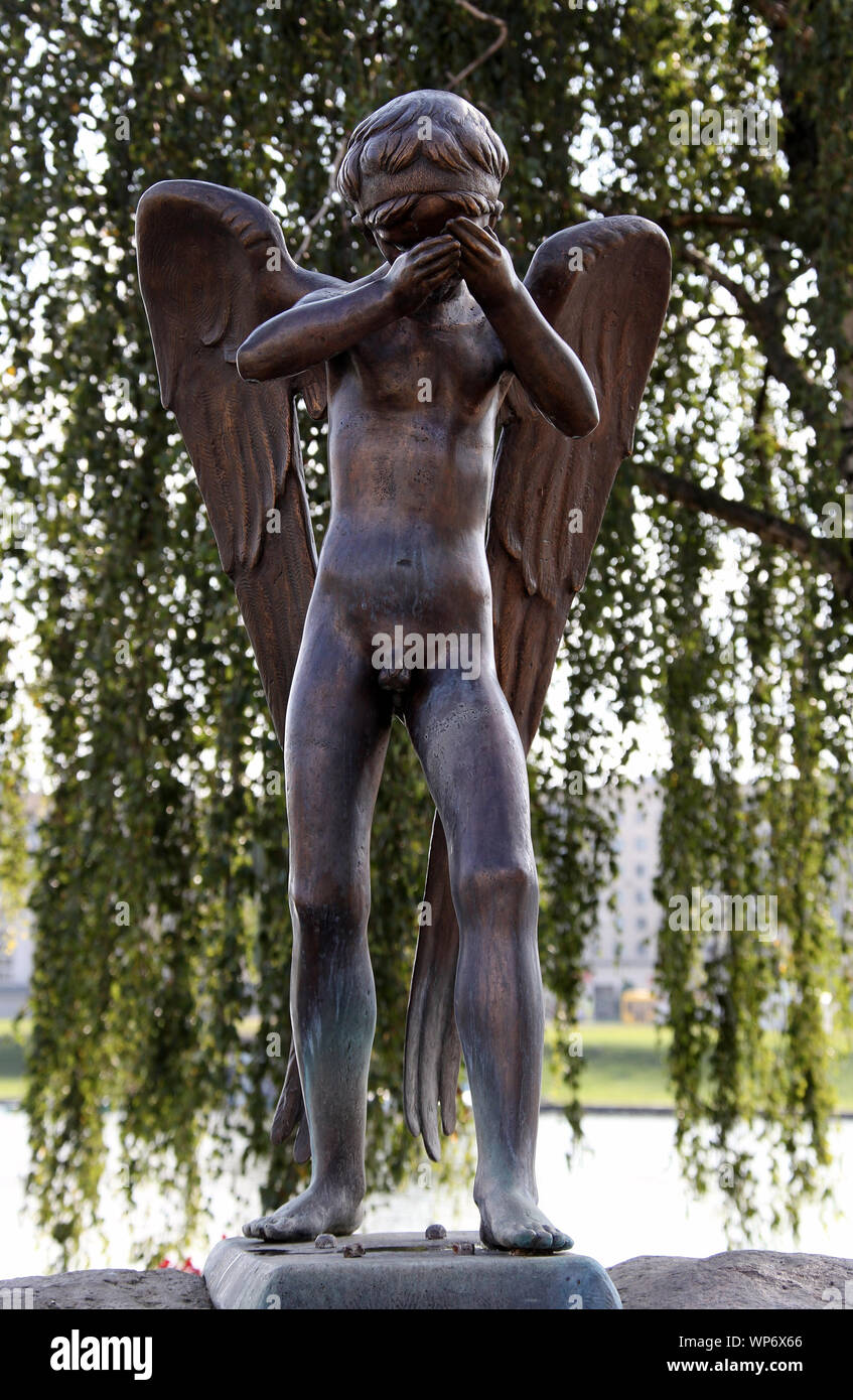 Crying Angel statue sur l'Île des larmes à Minsk Banque D'Images
