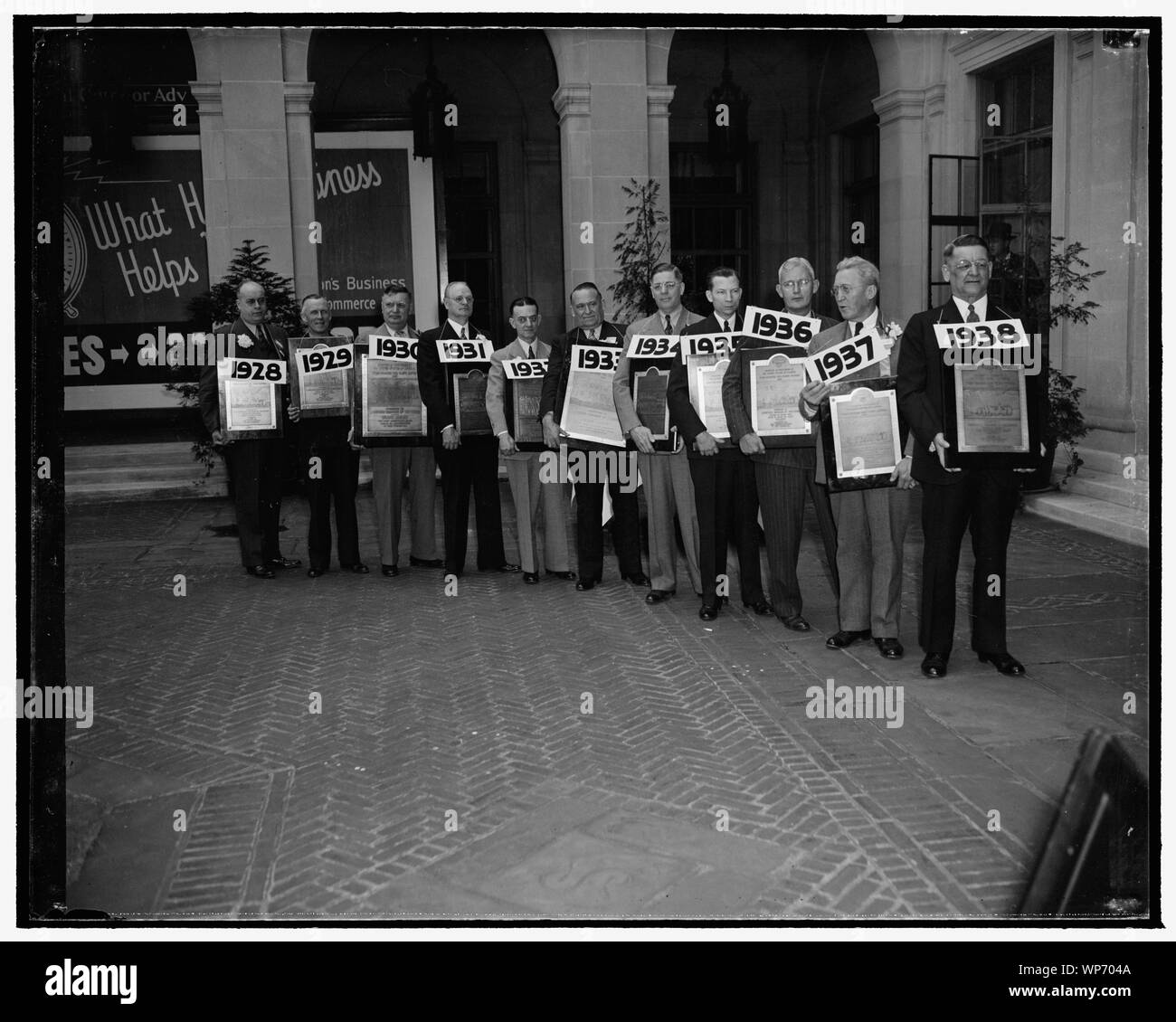 Lakewood, Ohio prend 11e prix tout droit pour la santé communautaire. Washington, D.C., le 1 mai. La Ville de Lakewood, Ohio, a quelque chose de commun avec le fanion de l'accaparement des Yankees de New York. Pour 11 années consécutives, il a pris la chambre de commerce des États-Unis, le prix pour la ville et la conservation de la santé rurale. Ici, certains d'éminent du Lakewood dépeignent graphiquement leur victoire. De gauche à droite : Roy C. Elmer, Ralph Dutcher, John, A. P. Quallich Goldwaite, R.B. Pleasance, Roy A. Daniels, R.B. Clark, Charles F. Ross, J. W. Barrett, Harvey O. Yoder, et le maire de Lakewood, Amos I. Kauffman. La présentation a été faite e Banque D'Images