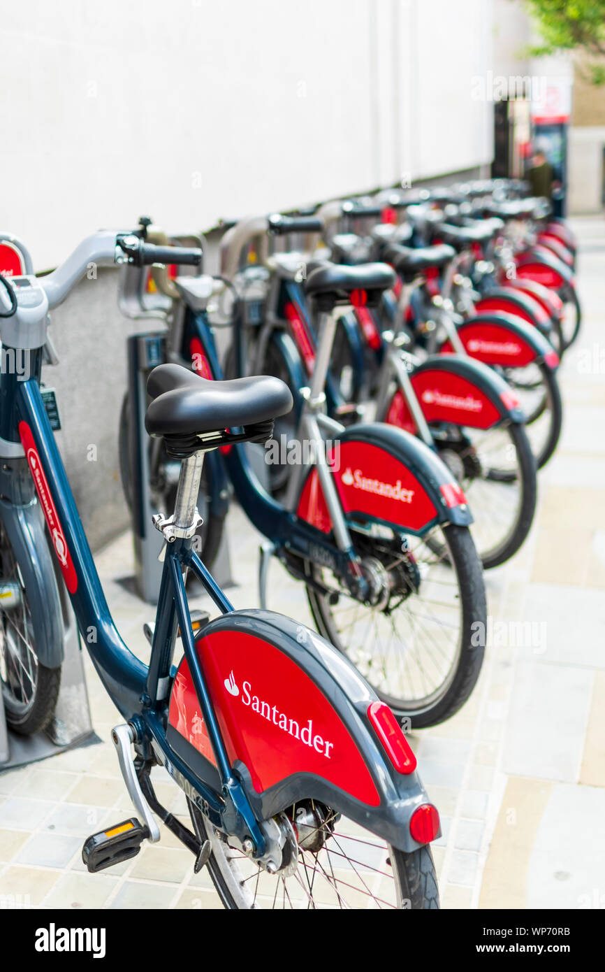 Cycles Santander stationné dans une station d'accueil, Londres Banque D'Images