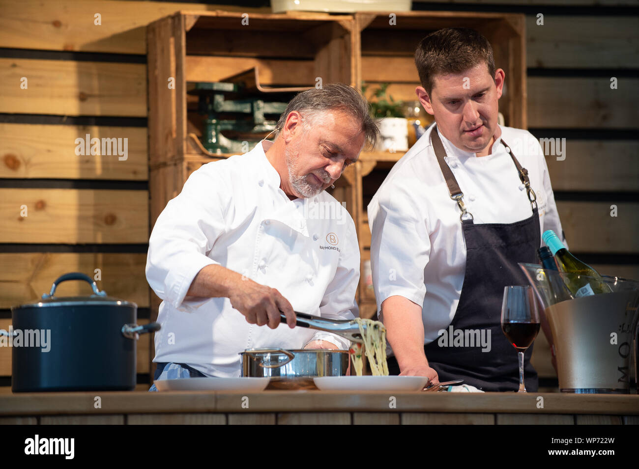 Office du tourisme italien Festival de la nourriture et du vin, l'hippodrome d'Ascot, Ascot, Berkshire, Royaume-Uni. 7 Septembre, 2019. Le célèbre chef Raymond Blanc OBE donne une démonstration culinaire sur la scène du Théâtre de gastronomes Ascot Racecourse. Credit : Maureen McLean/Alamy Banque D'Images