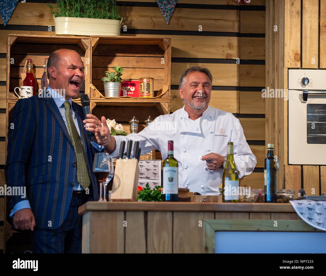 Office du tourisme italien Festival de la nourriture et du vin, l'hippodrome d'Ascot, Ascot, Berkshire, Royaume-Uni. 7 Septembre, 2019. Le célèbre chef Raymond Blanc OBE donne une démonstration culinaire sur la scène du Théâtre de gastronomes Ascot Racecourse. Credit : Maureen McLean/Alamy Banque D'Images