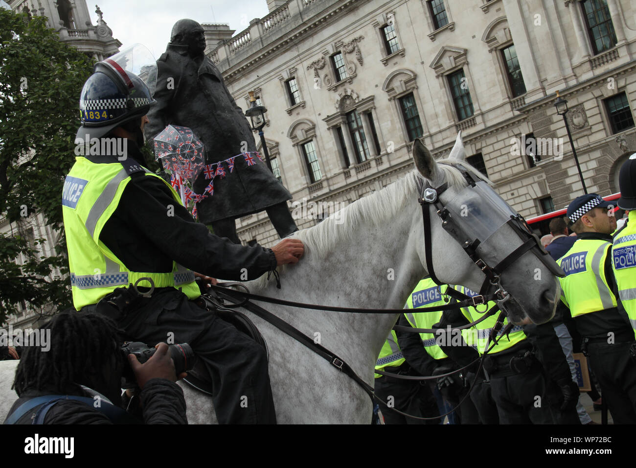 Londres, Royaume-Uni. 7 Septembre 2019 - Les manifestants se sont réunis à la place du Parlement pour l'anti-Brexit rally. Un couple de pro-Brexit des contre-manifestants ont tenté de perturber la manifestation et provoquer la manifestants anti-Brexit en marchant à travers la foule, tenant une banderole exigeant la UK revient aux règles de l'OMC. Photos : David Mbiyu/ Alamy Live News Banque D'Images